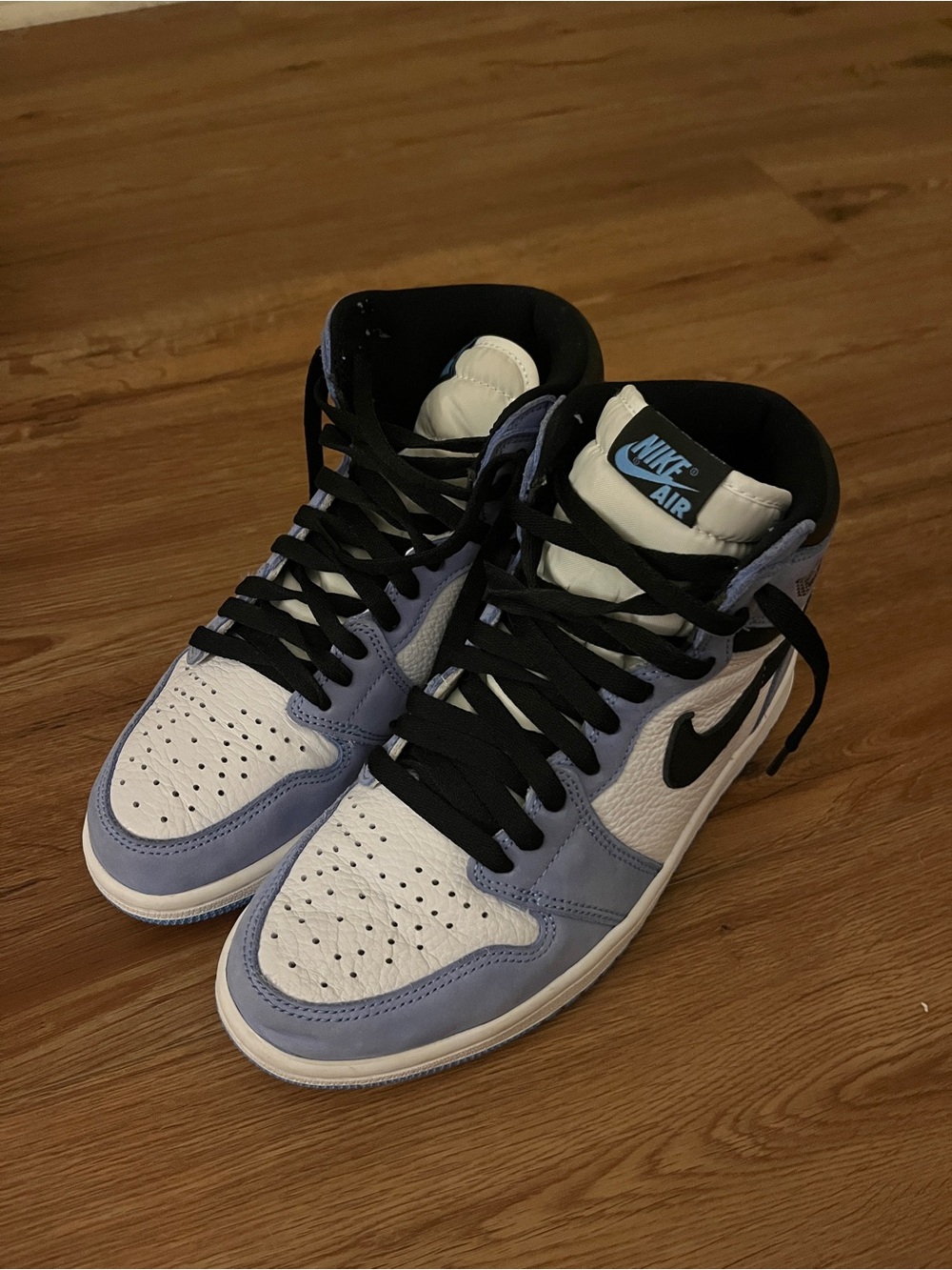 Air Jordan 1 Retro High OG University Blue Size
8 Men's 555088-134